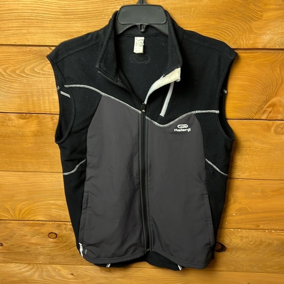 Decathlon Kalenji Vest Mens Sm black Gray Sleeveless Zip Pockets layering sporty - Picture 1 of 9